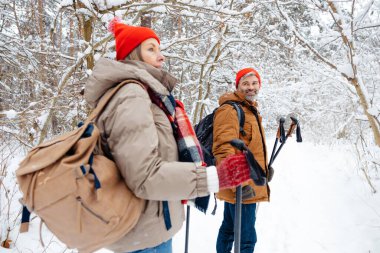 Kış Parkı. Olgun bir çift kış parkında yürürken eğleniyor.