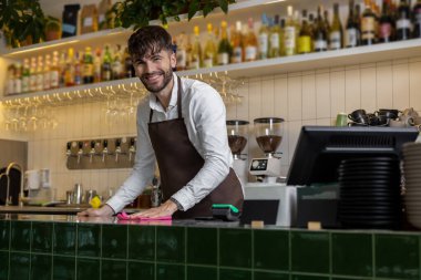 Kafkasyalı yakışıklı barmen kafeteryada barmen temizliği yapıyor.