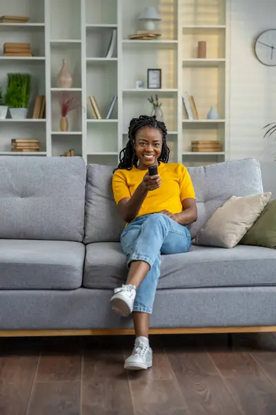 Wanita Muda Afrika Duduk Sofa Rumah — Stok Foto