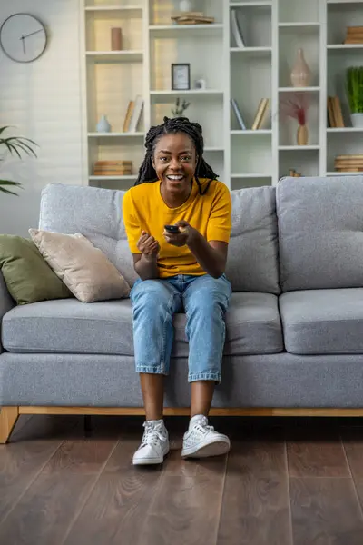 Jovem Afro Americana Sentada Sofá Casa — Fotografia de Stock
