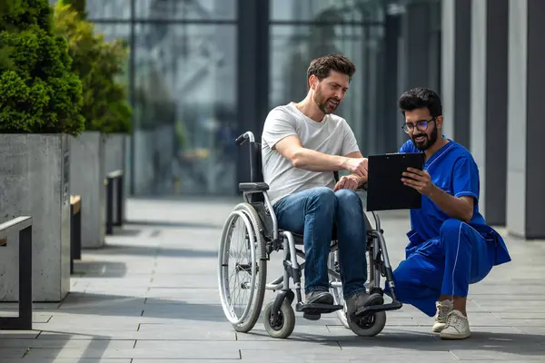 Man Sitting Wheelchair Discussing Something Male Nurse — Stock Photo, Image