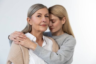 Tatlı kucak. Anne ve kızının kucaklaşırken belini kaldır.