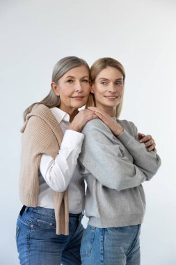 Huzurlu bir ruh hali. Anne ve kızı birbirlerine yakın ve huzurlu görünüyorlar.