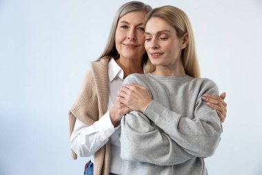 - Aile. Anne ve kızı birbirlerine sarılıyorlar ve huzurlu görünüyorlar.