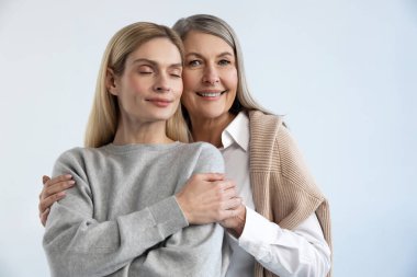 - Aile. Anne ve kızı birbirlerine sarılıyorlar ve huzurlu görünüyorlar.