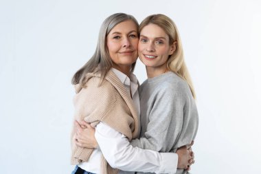 Huzurlu bir ruh hali. Anne ve kızı bir arada ve rahat görünüyorlar.