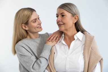 İyi hissediyorum. Anne ve kızı mutlu görünüyor ve birlikte iyi hissediyorlar.