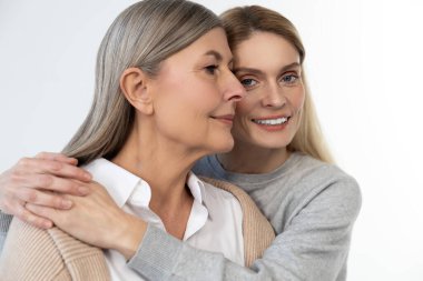 İyi hissediyorum. Anne ve kızı mutlu görünüyor ve birlikte iyi hissediyorlar.