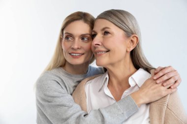 Tatlı kucak. Anne ve kızının kucaklaşırken belini kaldır.