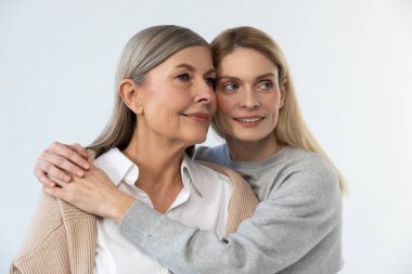 Tatlı kucak. Anne ve kızının kucaklaşırken belini kaldır.