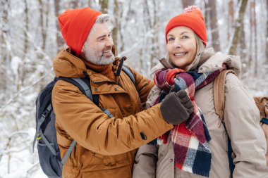 Ormanda. Kış ormanında mutlu ve huzurlu bir çift.