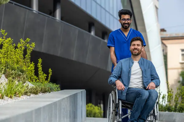Walk Wheelchair Male Nurse Blue Doctors Overall Carrying Wheelchair — Stock Photo, Image