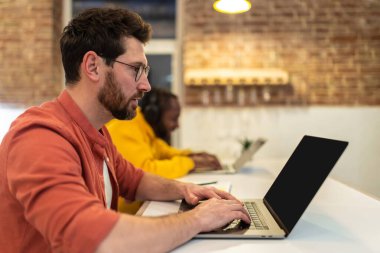 İki adam bir ofiste çalışırken olaya dahil olmak istiyor.