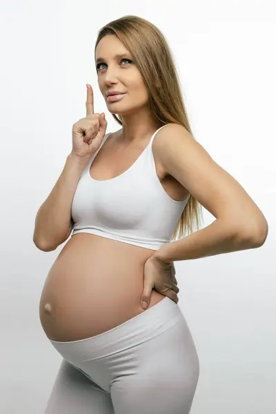 Těhotná Žena Blondýny Těhotná Žena Bílém Oblečení Zamyšlený — Stock fotografie