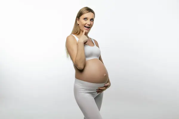 快乐的孕妇漂亮的怀孕金发女人快乐快乐 — 图库照片
