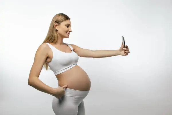 Těhotná Žena Telefonem Těhotná Žena Bílém Top Chytrým Telefonem Ruce — Stock fotografie
