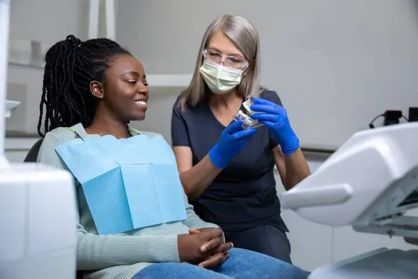 Woman Dentist Showing Dentures Dental Prosthesis Clinic — Stock Photo, Image
