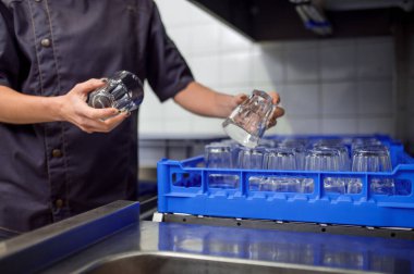 Tanımlanamayan bir çalışanı olan yemek servisinden gözlük.