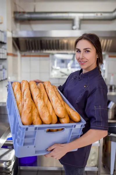 Lächelnde Mitarbeiterin Hält Baguette Bäckerei — Stockfoto