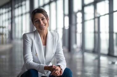 Rahatlamış hissediyorum. Gülümseyen, rahat, güzel bir kadın merdivenlerde oturuyor.