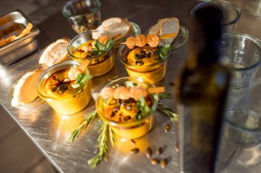 Lokantada siyah masada servis edilen soslu lezzetli karides kokteyli.