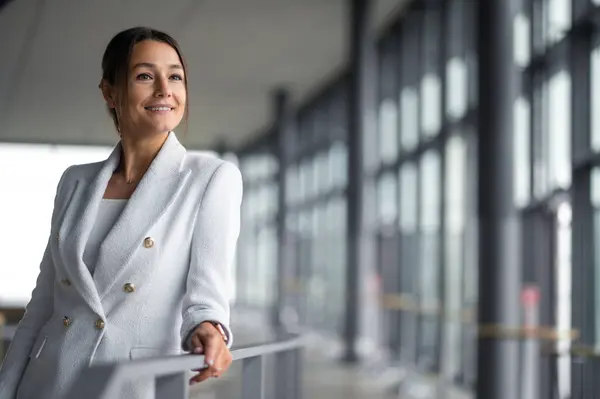 Wanita Bisnis Yang Percaya Diri Wanita Elegan Yang Percaya Diri — Stok Foto