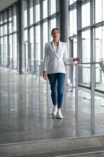 Wanita Bergaya Wanita Cantik Berjaket Putih Dan Jeans Gedung Kantor — Stok Foto