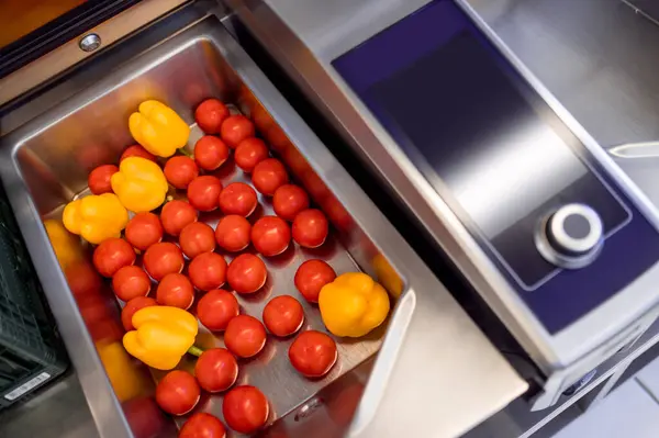 餐厅厨房里的西红柿和辣椒 — 图库照片