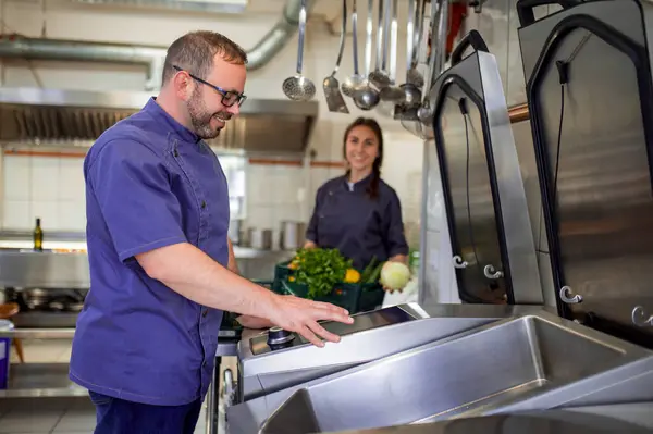 Professionelle Köche Mit Gemüse Restaurantküche — Stockfoto