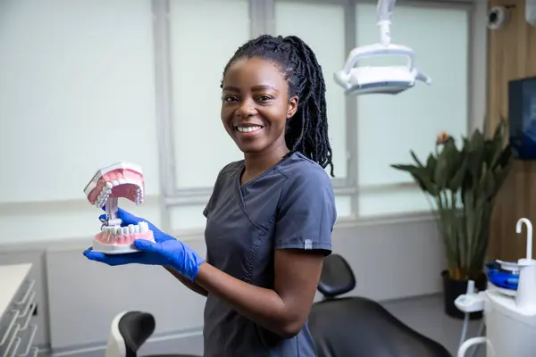 Οδοντίατρος Κρατώντας Οδοντοστοιχίες Στα Χέρια Στο Οδοντιατρικό Κέντρο — Φωτογραφία Αρχείου