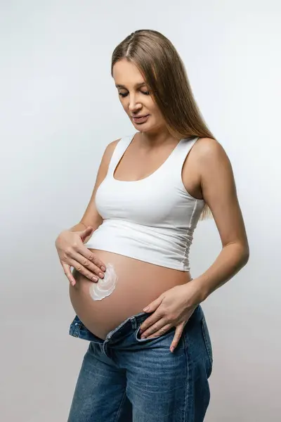 Protahovací Krém Těhotná Žena Nanášení Hydratační Krém Její Velké Břicho — Stock fotografie