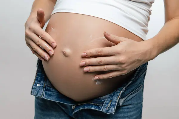 Tercer Trimestre Primer Plano Una Mujer Embarazada Gran Vientre — Foto de Stock