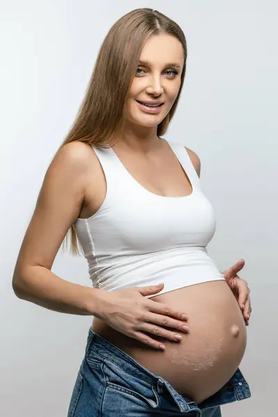 Těhotná Žena Těhotná Mladá Žena Džínách Bílé Tričko — Stock fotografie