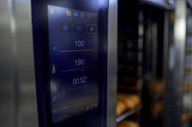 Fırında ekmek ve sobanın görüntüsü