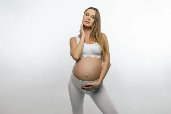 Těhotenství Pěkně Dlouhosrstá Těhotná Běloška Bílém Oblečení — Stock fotografie