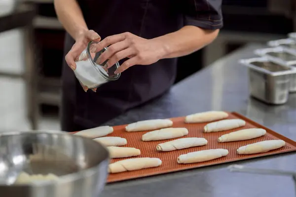Tukang Roti Perempuan Yang Tidak Dikenal Dengan Seragam Menyiapkan Croissant — Stok Foto