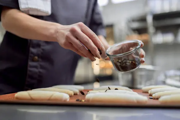 Tukang Roti Wanita Tak Dikenal Yang Memproduksi Croissant Klasik Toko — Stok Foto