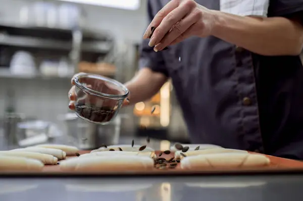 Tukang Roti Perempuan Yang Tidak Dikenal Dengan Seragam Menyiapkan Croissant — Stok Foto