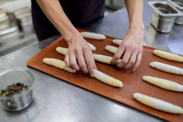 Tukang Roti Wanita Tak Dikenal Yang Memproduksi Croissant Klasik Toko — Stok Foto