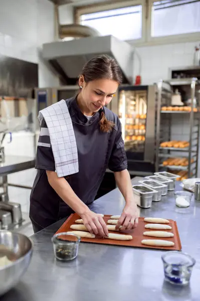 Tukang Roti Wanita Membuat Croissant Toko Roti Profesional — Stok Foto
