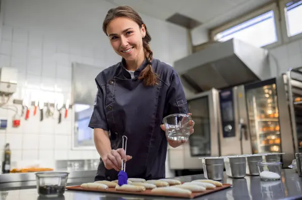 Tukang Roti Wanita Membuat Croissant Toko Roti Profesional — Stok Foto