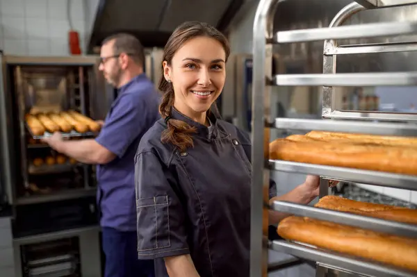Pria Dan Wanita Toko Roti Menyiapkan Baguettes Perancis — Stok Foto