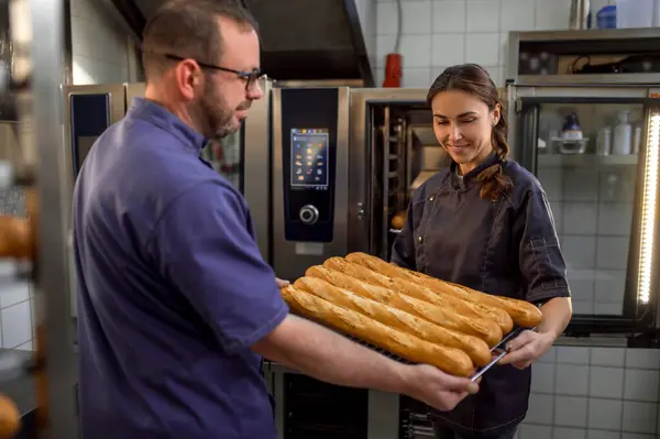 Tukang Roti Profesional Memegang Nampan Dengan Baguette Panggang Segar Toko — Stok Foto