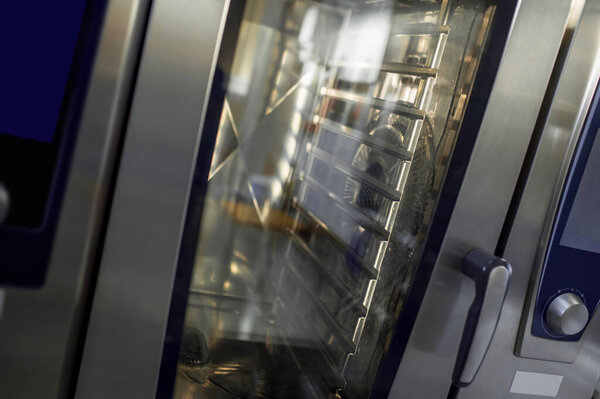 Пустая печь электрической печи в пекарне