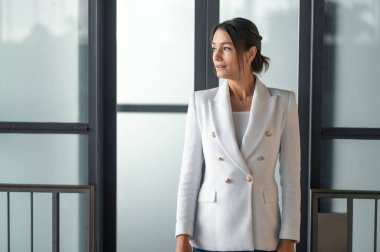 Kendine güvenen bir kadın. Ofisteki zarif bayan kendinden emin görünüyor.