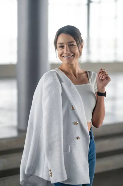 Uma Mulher Bonita Mulher Sorridente Com Jaqueta Branca Ombro — Fotografia de Stock