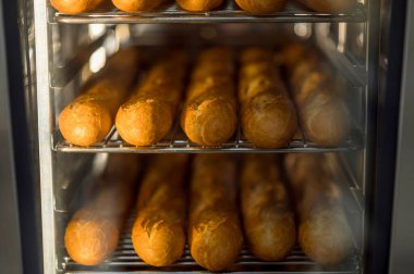 Ticari fırında taze çıtır baget pişiriyorum.