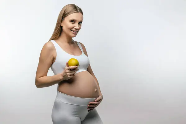 Sağlıklı Beslenme Elinde Elmayla Gülümseyen Sarışın Hamile Kadın — Stok fotoğraf