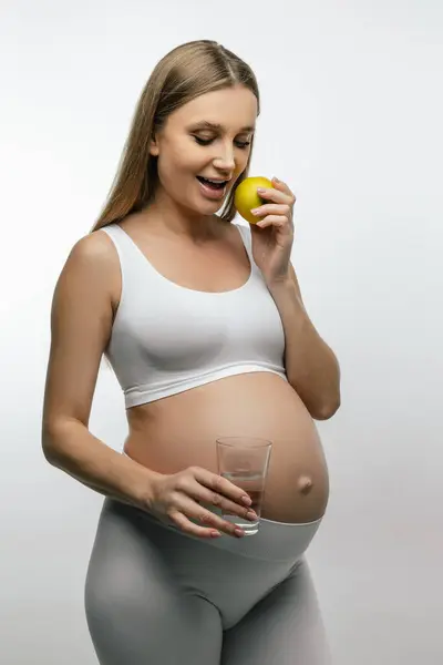 Hamile Bir Kadın Uzun Saçlı Hamile Kadın Elmayı Elinde Tutuyor — Stok fotoğraf