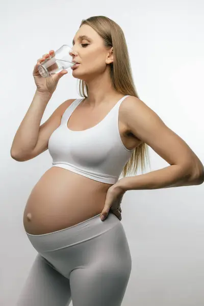 Waterbalans Blond Zwangere Vrouw Drinkwater Uit Een Glas — Stockfoto